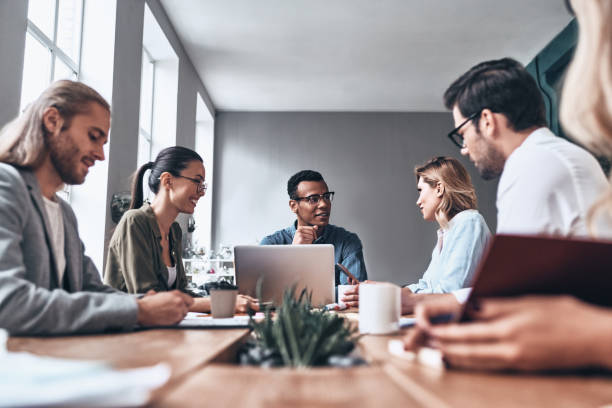 Équipe de collaborateurs travaillant ensemble